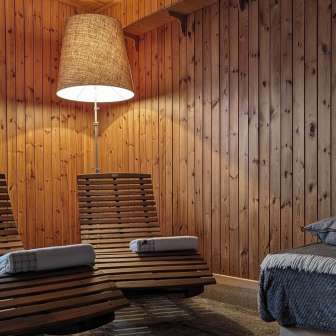 Der Ruhebereich von der Fasssauna vom Hotel Bergalga