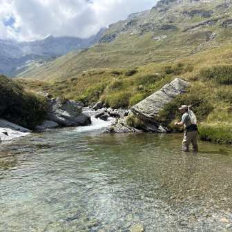 Gast beim Fliegenfischen im Rheinwald