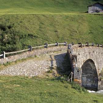 Seitliche Ansicht der alten Landbrücke Hinterrhein