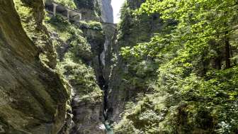 Die imposante Viamala-Schlucht mit den zwei historischen Brücken