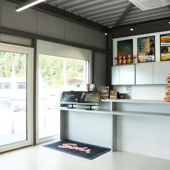 Der Empfang der Outdoor-Kartbahn Cazis