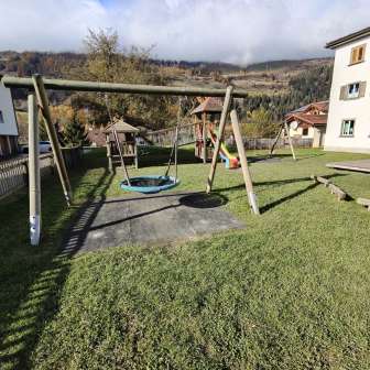Schaukel auf dem Spielplatz Kindergarten / Scoleta Zillis