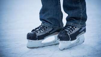 Schlittschuhe auf dem Eis