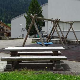 Sitzbank auf dem Spielplatz beim Schulhaus Splügen