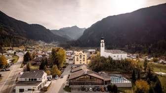 Andeer mit der reformierten Kirche im Herbst