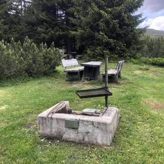 Feuerstelle mit Grillgitter bei der Bruchalp Tschappina