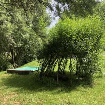 Sandkasten und Tipi bei der Feuerstelle Im Ried Masein