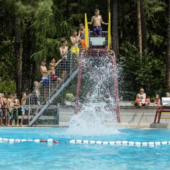 Der Sprungturm in der Badi Thusis