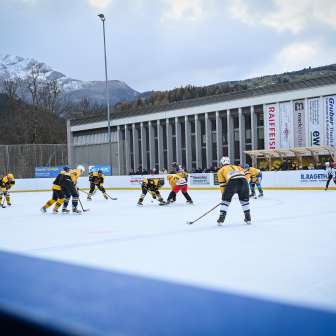 Plauschspiel mit Prominenten auf dem Kunsteisfeld in Sils i.D.