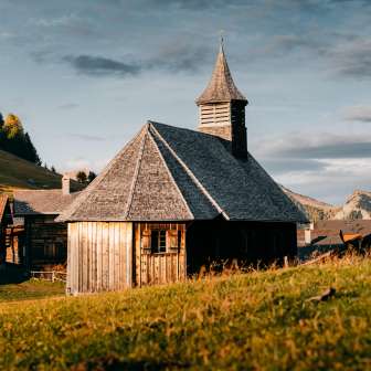 Die Holzkirche Obermutten im Herbst