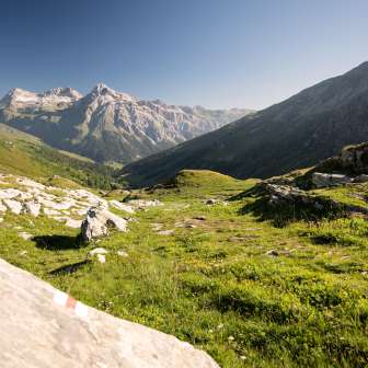 Der Wanderweg auf dem Splügenpass führt über die alten Saumpfade