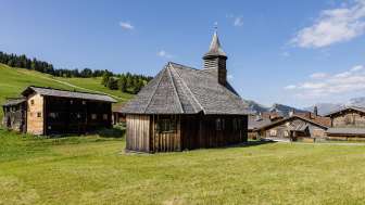 Die Holzkirche in Obermutten