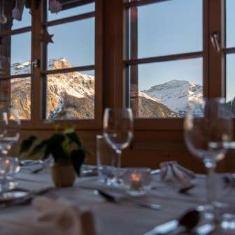 Spektakuläre Aussicht auf die umliegende Bergwelt vom Hotel Restaurant Capricorns