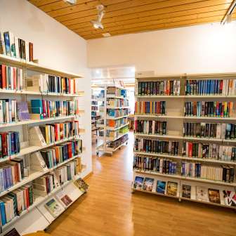 Bücherregale in der Regionalbibliothek Thusis