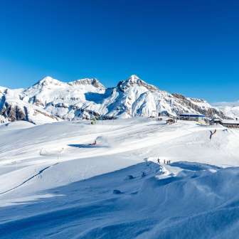 Die Bergstation vom Skigebiet Splügen-Tambo mit dem Restaurant Tanatzhöhi