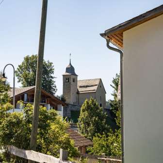 Kirche Feldis im Sommer