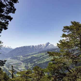 Aussicht nach Thusis und Heinzenberg vom Aussichtspunkt Thusisblick bei Feldis