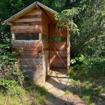 Toilette bei der Feuerstelle Jagdstand Realta