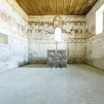 Der Altar von der Kapelle St. Lorenz in Paspels.