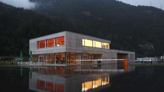 Das Hauptgebäude vom DrivingGraubünden Fahrsicherheitszentrum in Cazis