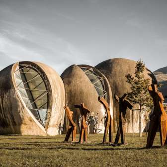 Die Steinkirche Cazis im Herbst