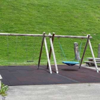 Diverse Schaukeln auf dem Spielplatz beim Schulhaus Splügen