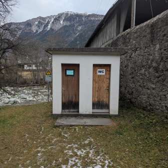 Toilette beim Spielplatz Andeer