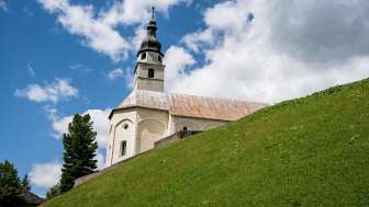 Die reformierte Kirche Splügen im Sommer